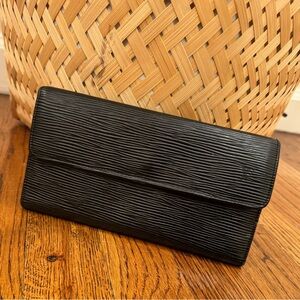 Textured Louis Vuitton black leather wallet